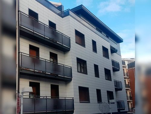 Un edificio grande con muchas ventanas y balcones.