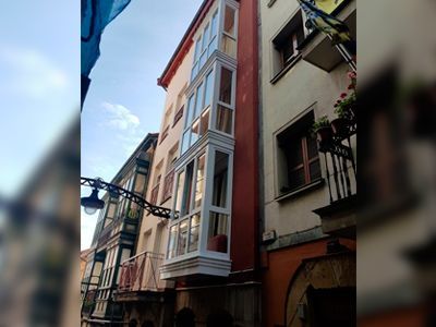 Un edificio con un balcón en el lateral.