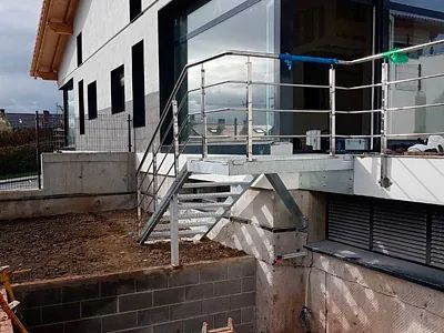 Se está construyendo una escalera en el lateral de un edificio.