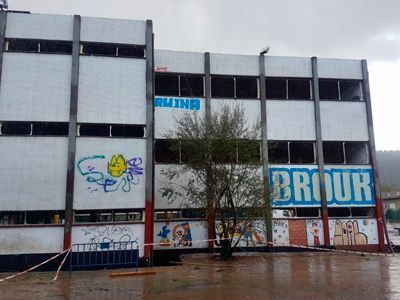 Un edificio con la palabra brour en él