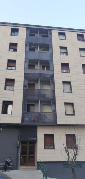 Un edificio alto con muchas ventanas y balcones.