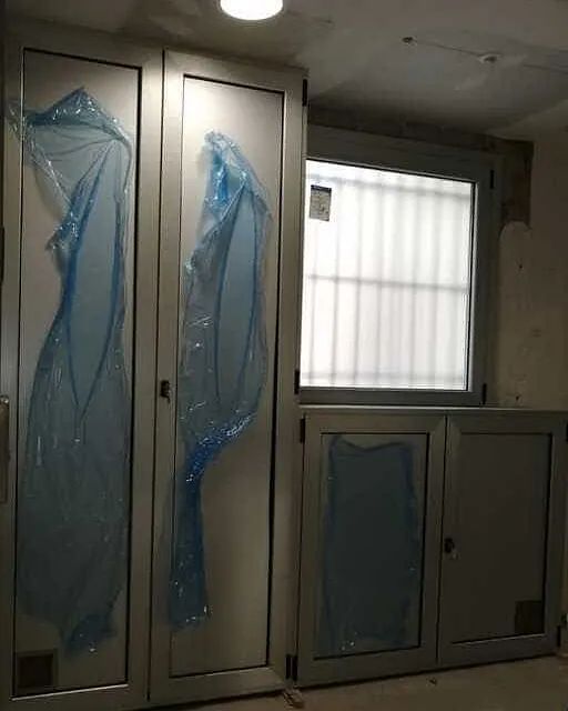 Una habitación con muchas puertas y una ventana.