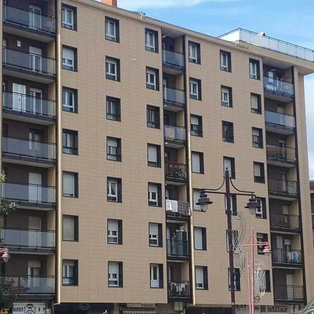 Un edificio grande con muchas ventanas y balcones.