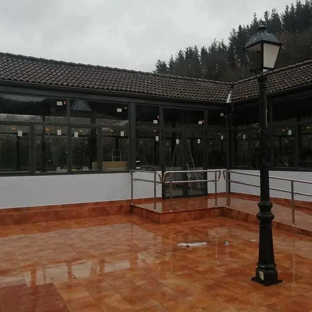 Un edificio con muchas ventanas y una farola delante.