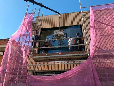 Un grupo de personas está trabajando en un edificio.
