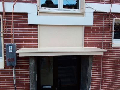 Un edificio de ladrillo con una puerta y una ventana