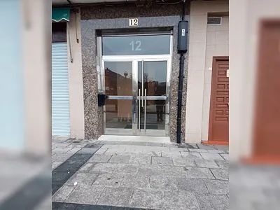 Una imagen de un edificio con una puerta de acero inoxidable.