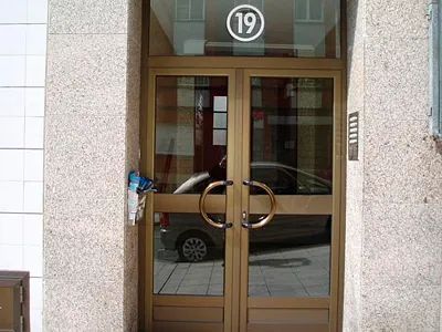 El número 19 está en la puerta de un edificio.