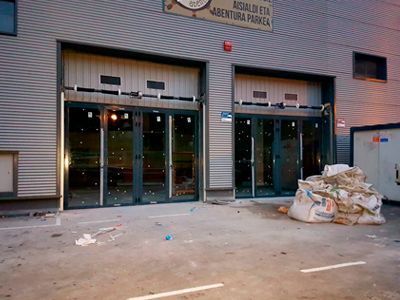 Un edificio con un cartel que dice Aventura Parkes.