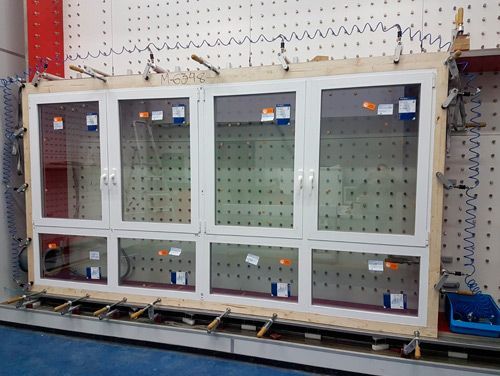 Se está construyendo una hilera de ventanas en una fábrica.