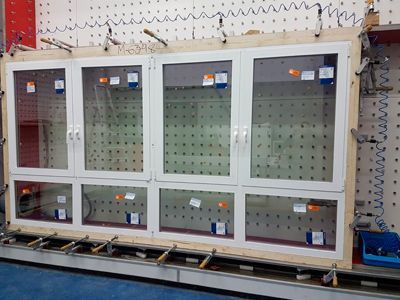 Se está construyendo una hilera de ventanas en un taller.