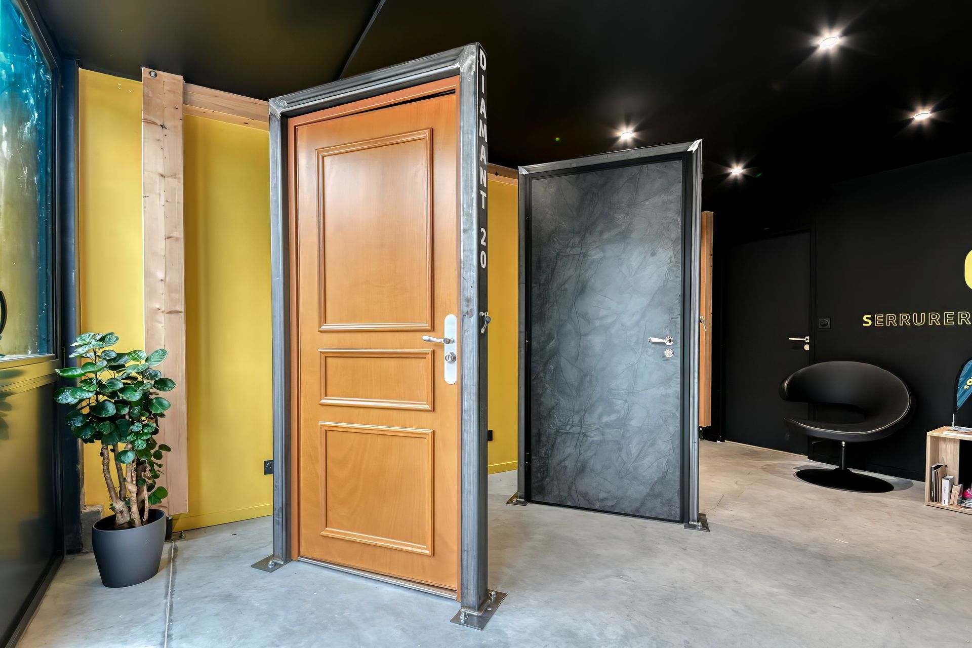 Présentoir de portes intérieures mettant en valeur différents styles de portes, sur fond bois clair, gris foncé et jaune.