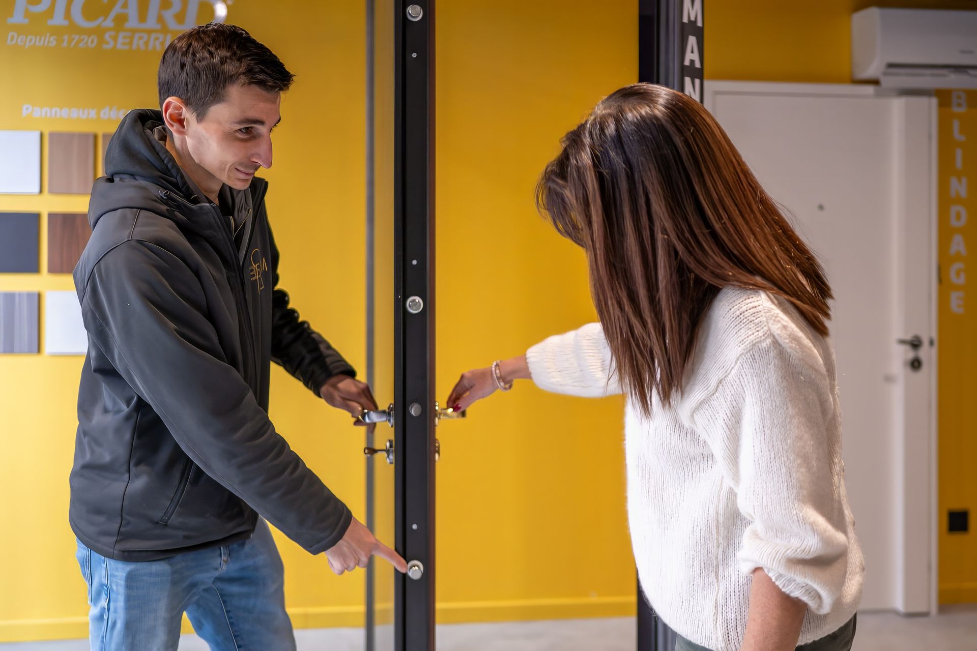 M. Cardon fait la démonstration du mécanisme de verrouillage d'une porte