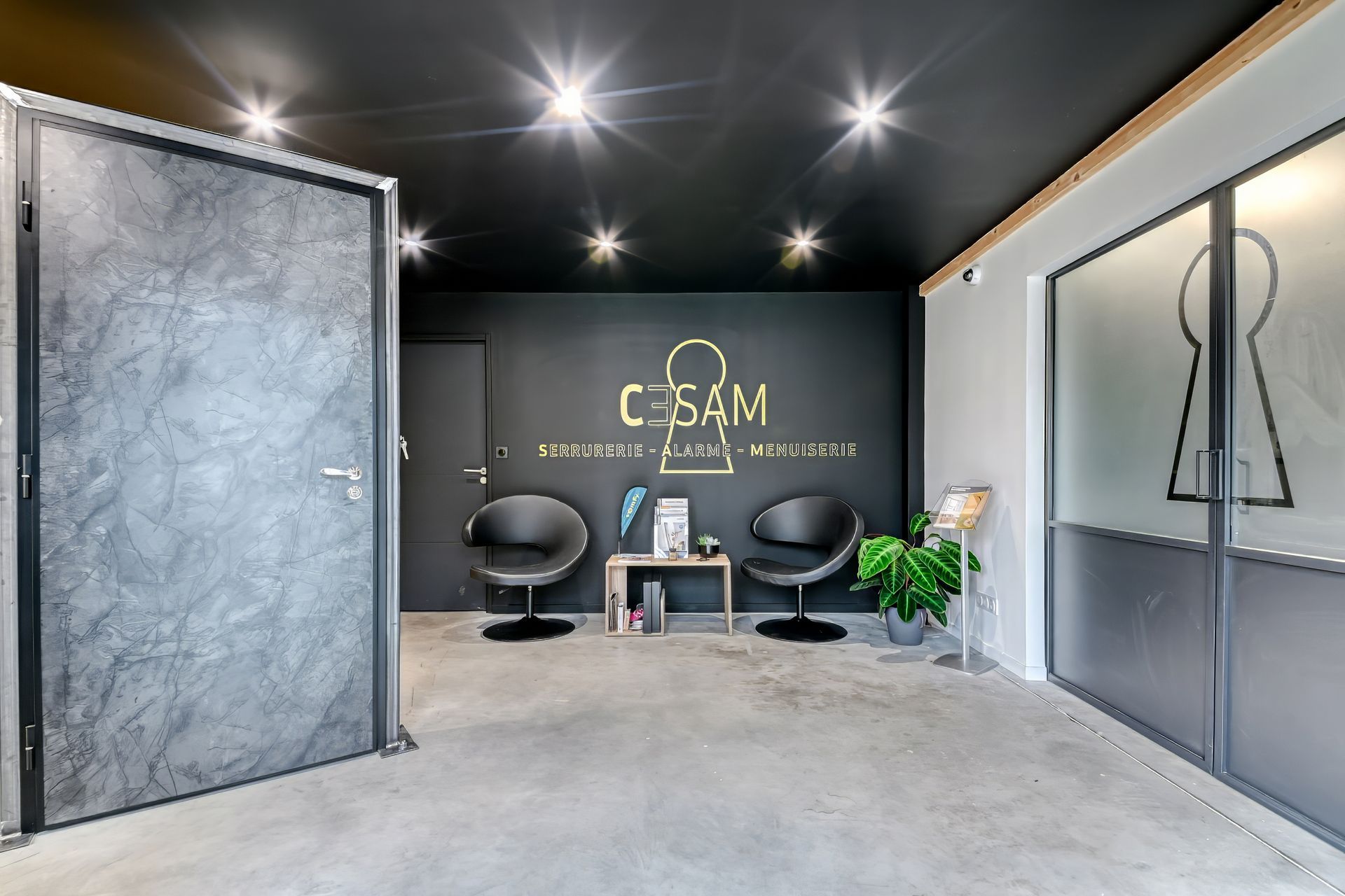 Réparateur intervenant sur une porte blindée