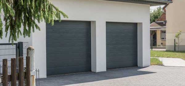 Deux portes de garage modernes