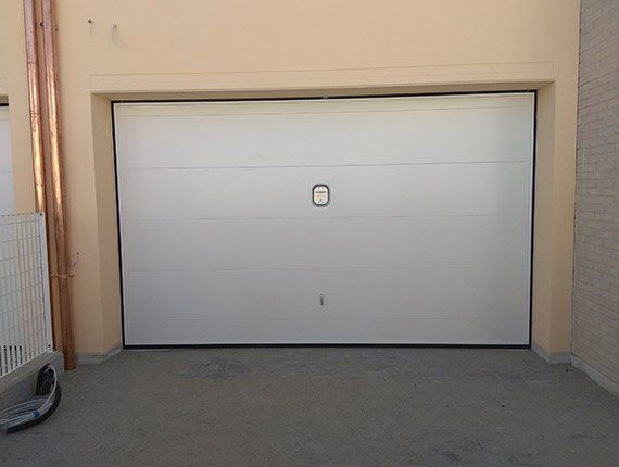 Porte de garage de couleur blanche