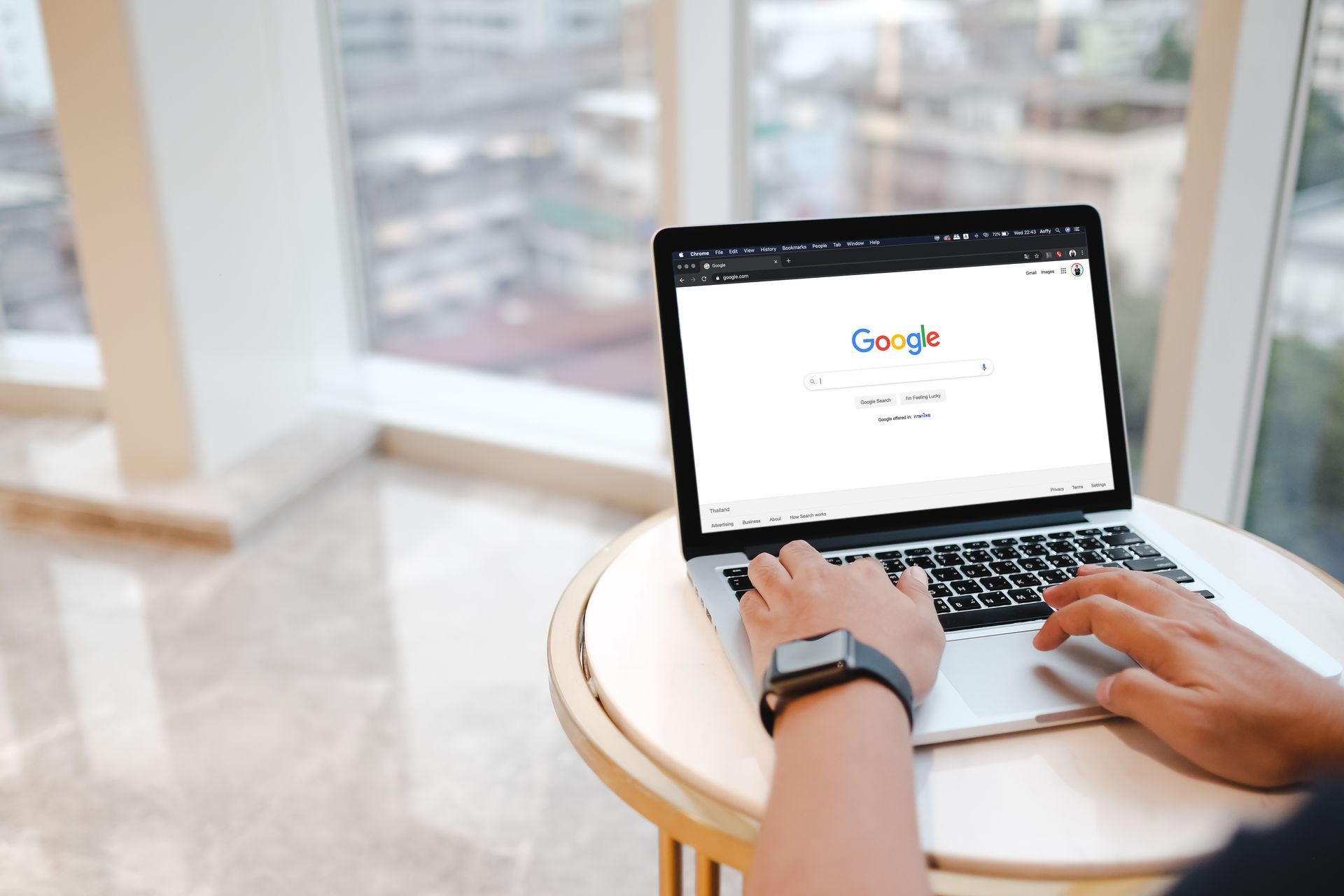 Hombre escribiendo en Google con su portátil