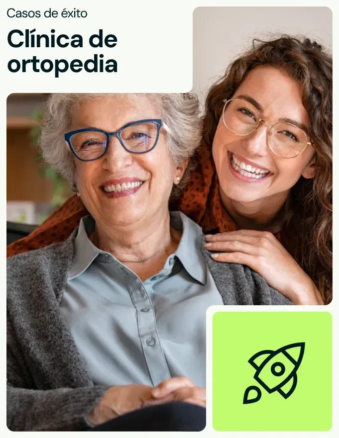 Fisioterapeuta ayudando a un paciente con un estiramiento de rodilla, sonriendo. Acentos verdes, fondo blanco.