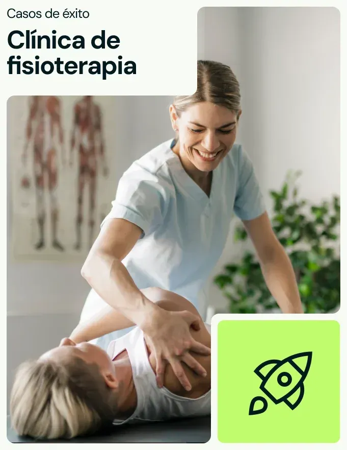 Fisioterapeuta ayudando a un paciente con un estiramiento de rodilla, sonriendo. Acentos verdes, fondo blanco.