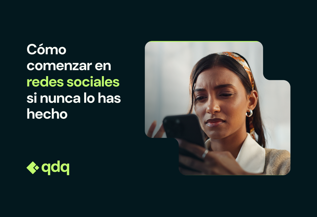 Mujer mirando el móvil