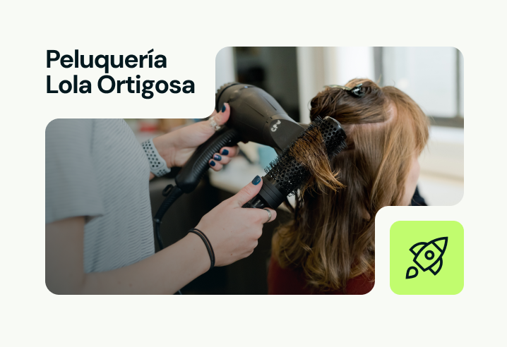 Peluquera secando el cabello de una clienta en Peluquería Lola Ortigosa.