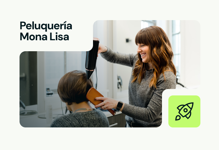 Una peluquera seca el cabello de una clienta en