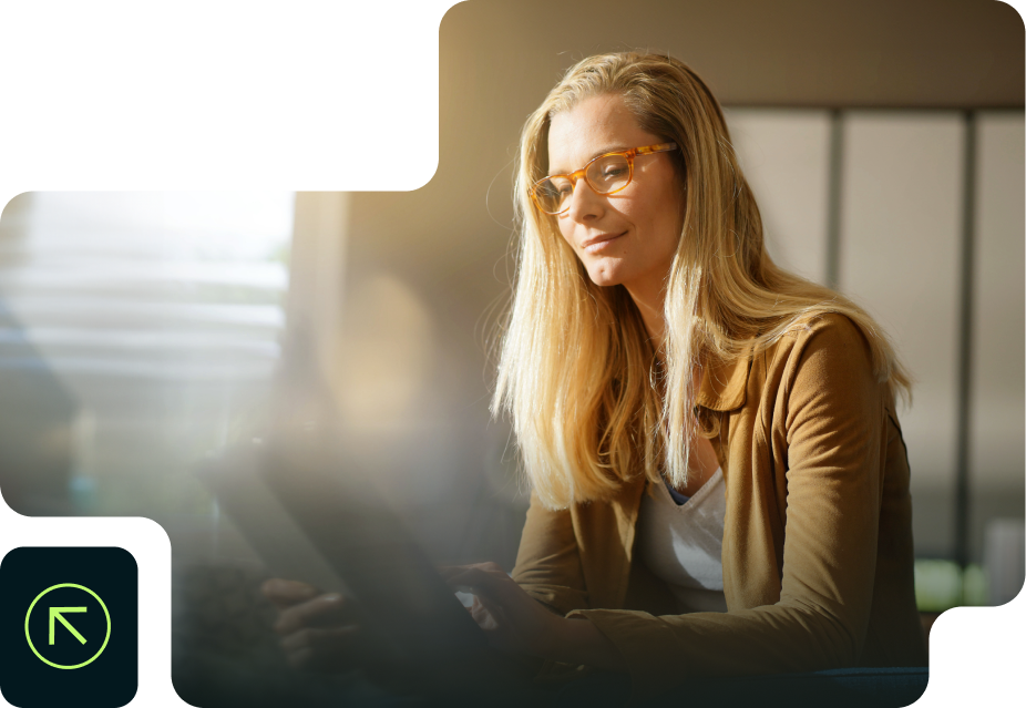 Una mujer con gafas está usando una tableta.