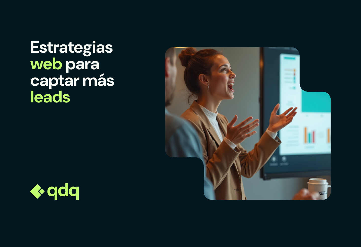 Mujer hablando mientras enseña unas estadísticas