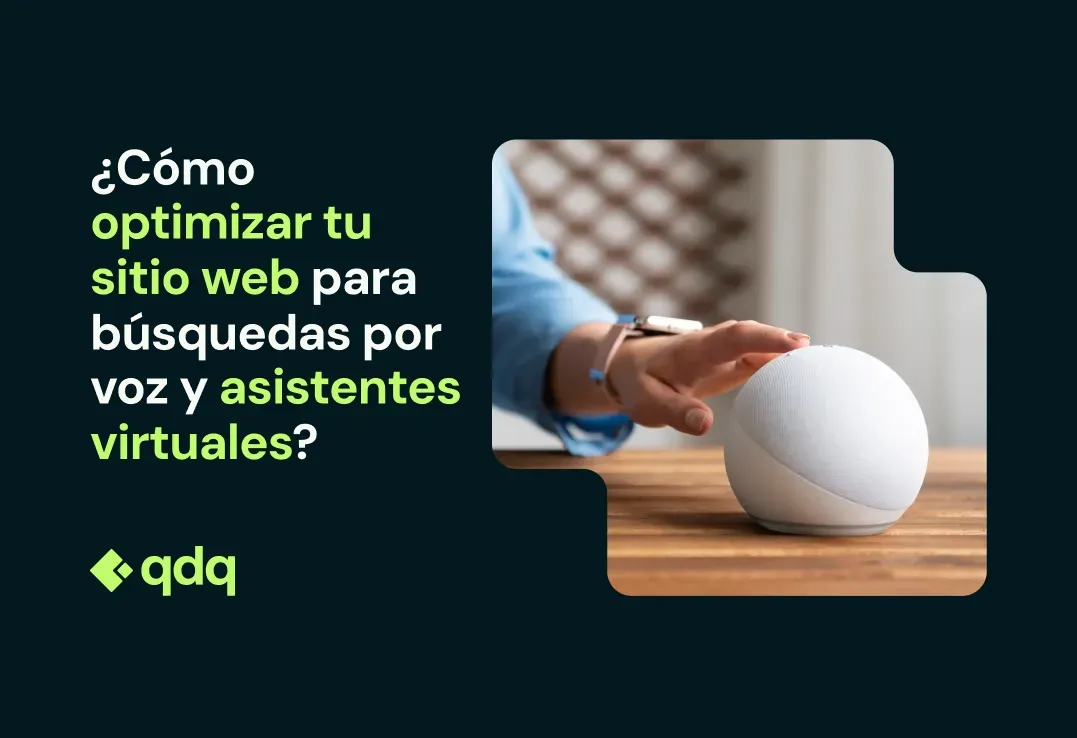 Persona sentada en un escritorio y haciendo una búsqueda por voz a través de un asistente virtual