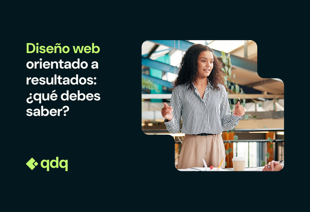 Mujer con camisa de rayas con el texto 