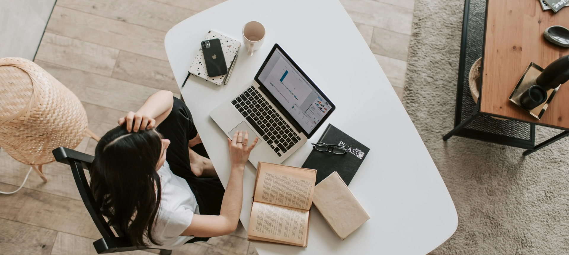 Mujer trabajando con constancia en el seo dentro de la estrategia