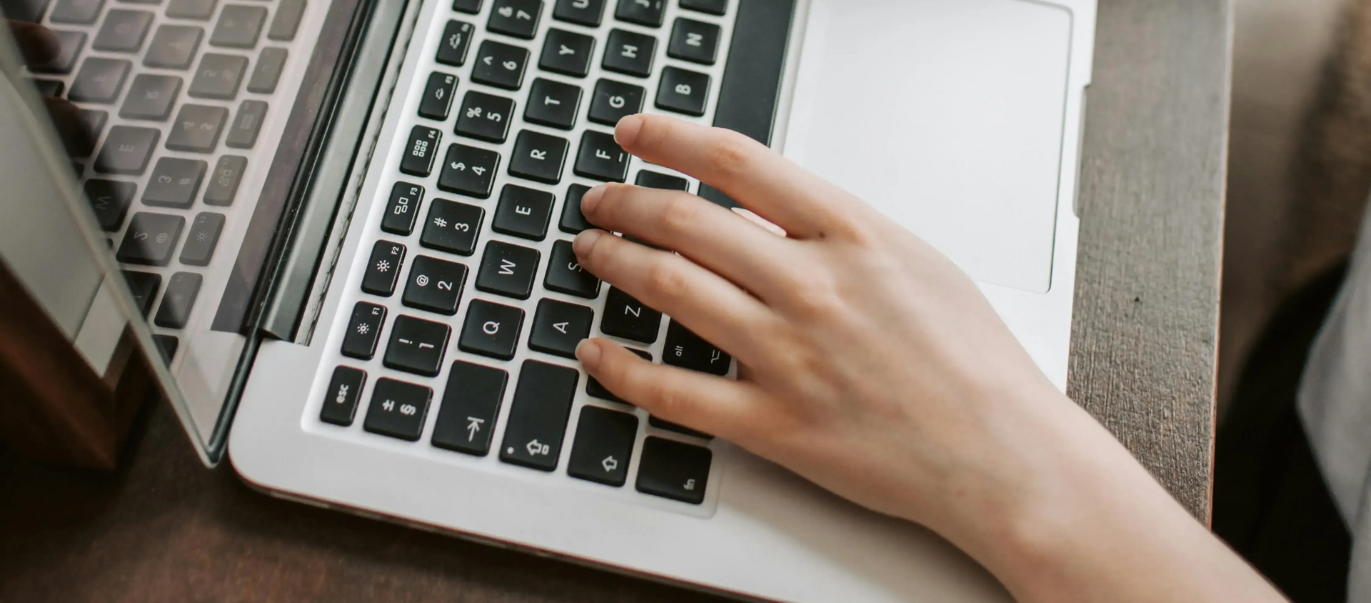 Mujer trabajando con constancia en el SEO técnico para optimizar el rendimiento de su posicionamiento WEB
