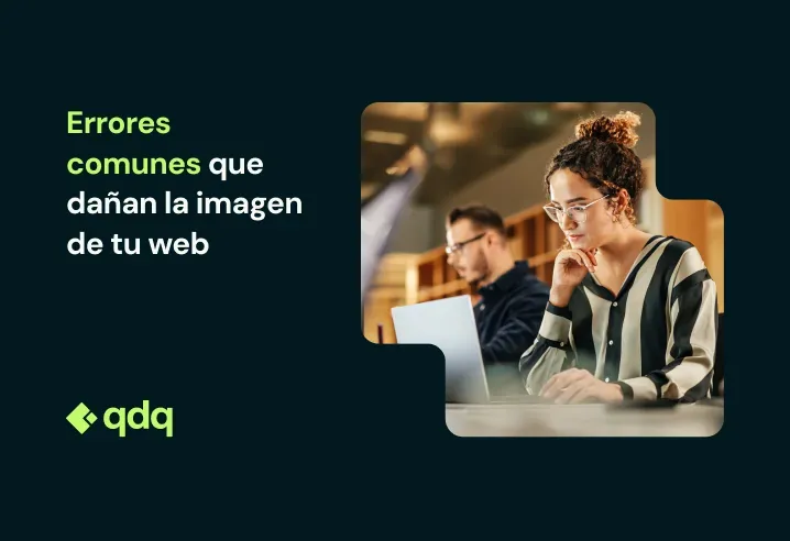 Persona revisando diseño web en laptop