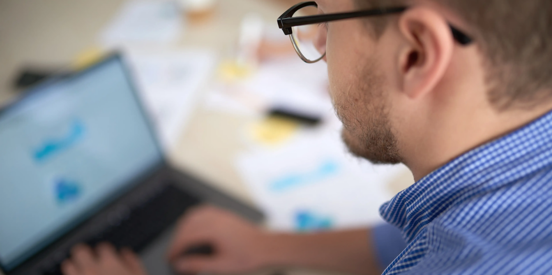 Profesional aplicando estrategia SEO continua