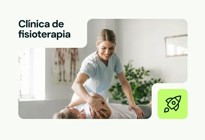 Fisioterapeuta ayudando a un paciente con terapia de hombro. Interior de la clínica; una mujer sonríe, con uniforme azul claro.