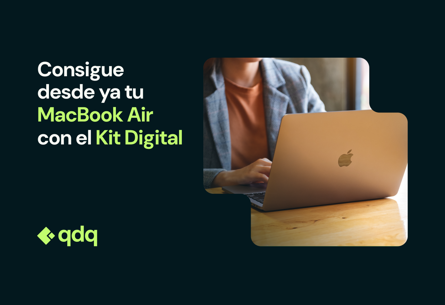 Mujer trabajando con un MacBook Air en un entorno profesional, representando la digitalización de py
