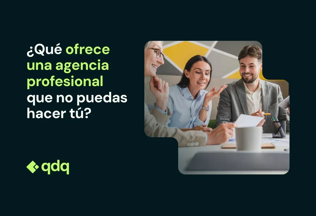 Un equipo profesional analizando soluciones digitales para empresas