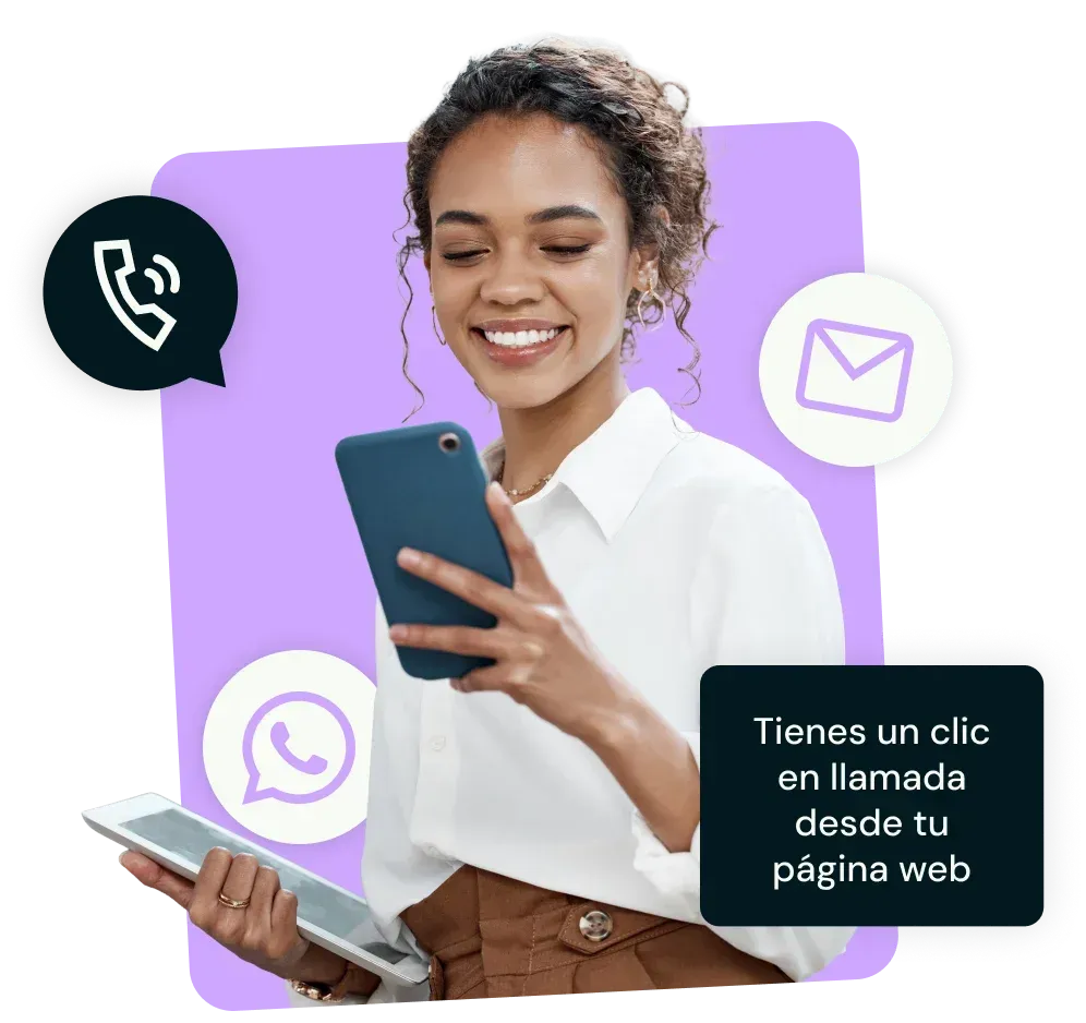 Mujer sonriendo mientras sostiene un teléfono y una tableta, con íconos de teléfono, correo electrónico y WhatsApp, promocionando el contacto del sitio web.
