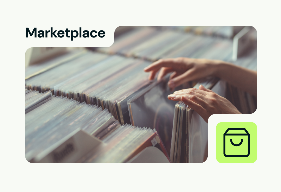 Las manos de una persona están alcanzando una pila de registros.