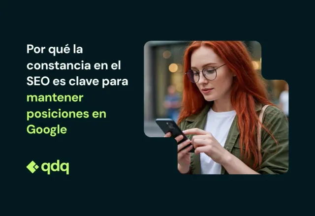 Mujer trabajando en un portátil, aplicando constancia en el SEO para el posicionamiento en Google