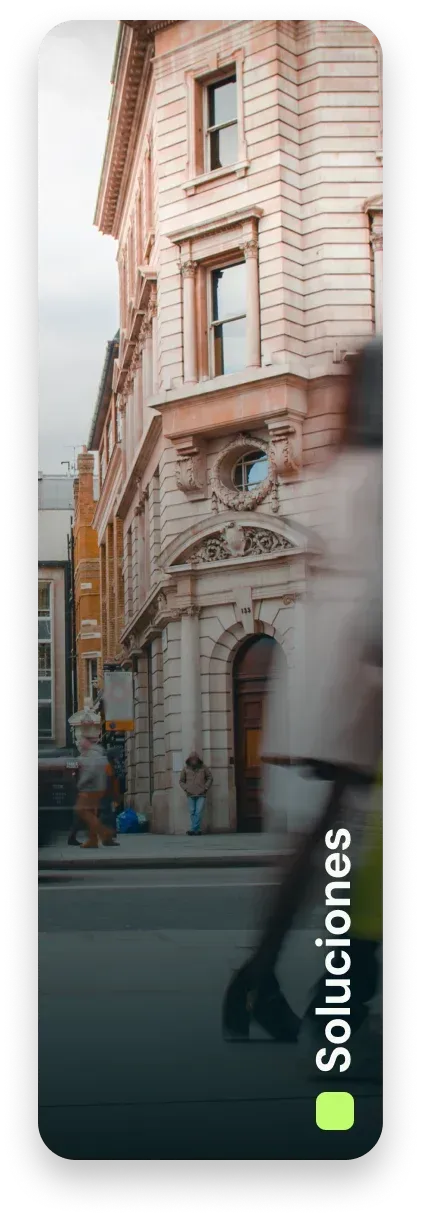 Edificio con gente borrosa caminando por la calle. 