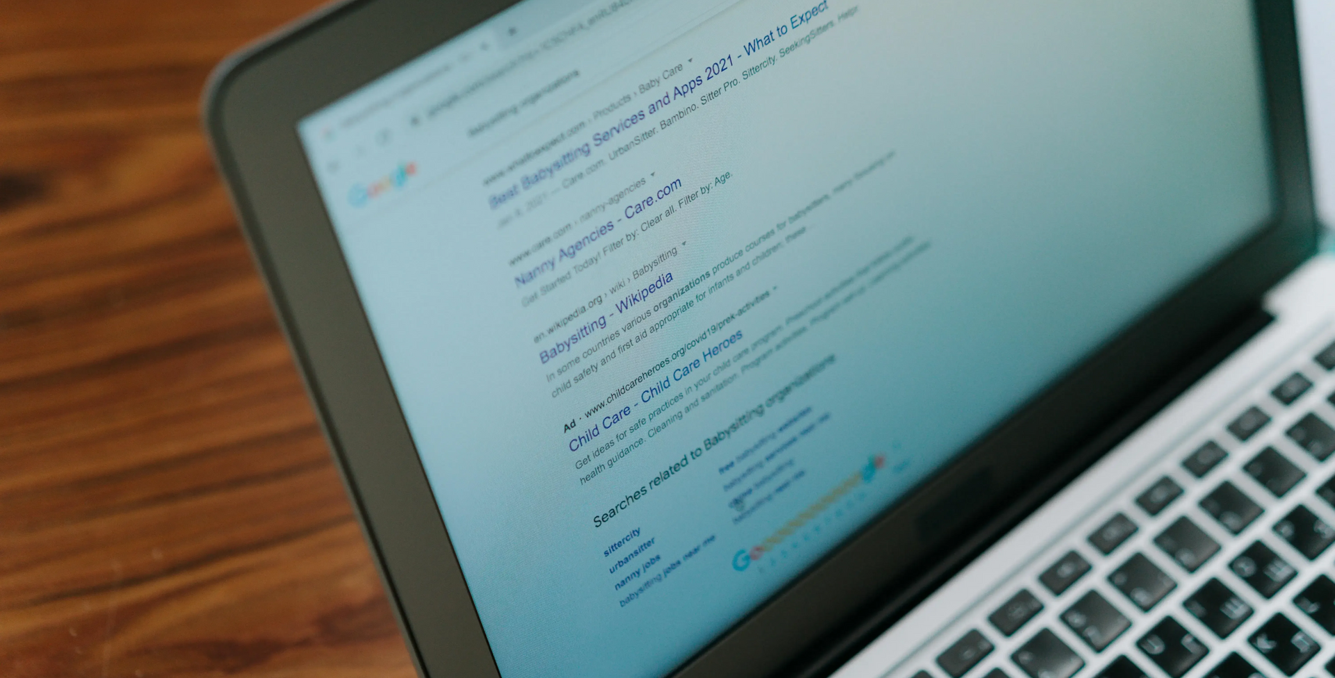 Pantalla presenta resultados de primeras posiciones en Google debido a constancia en el SEO