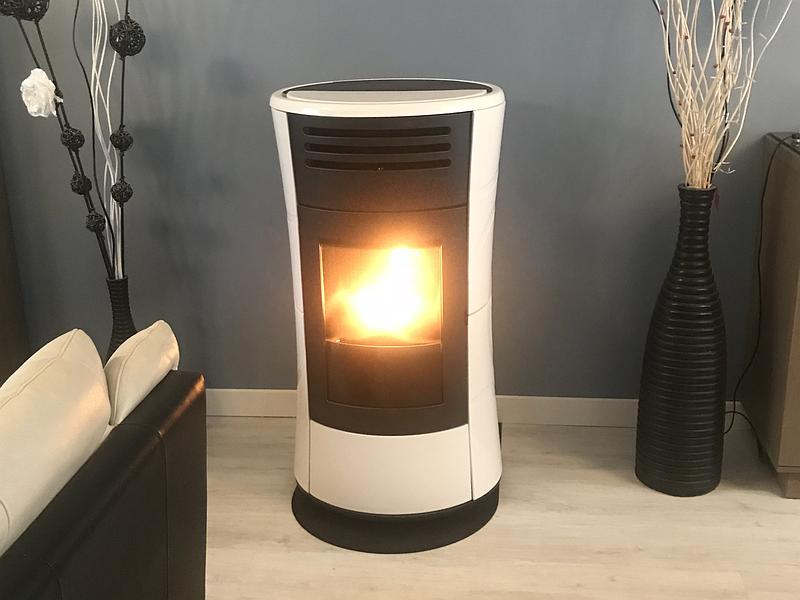 Poêle à bois noir et blanc en fonction