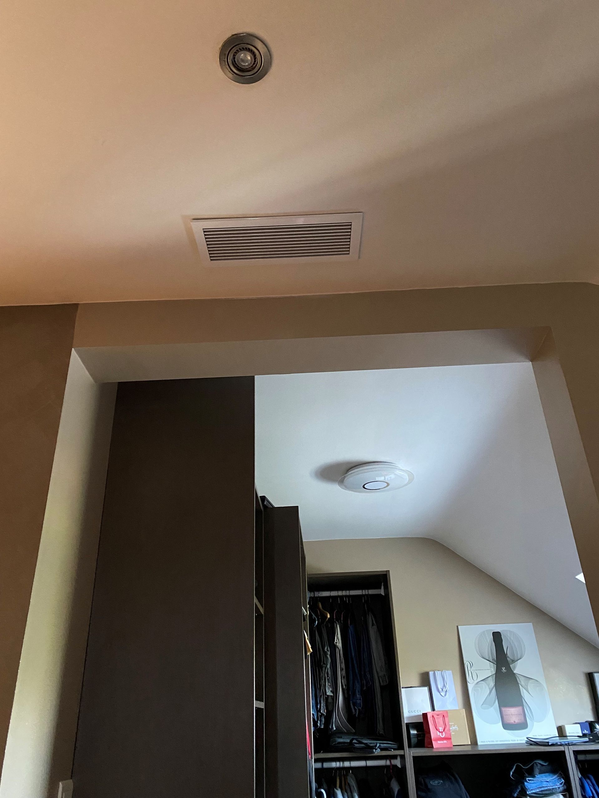Grille de diffusion de l'air au plafond d'un dressing