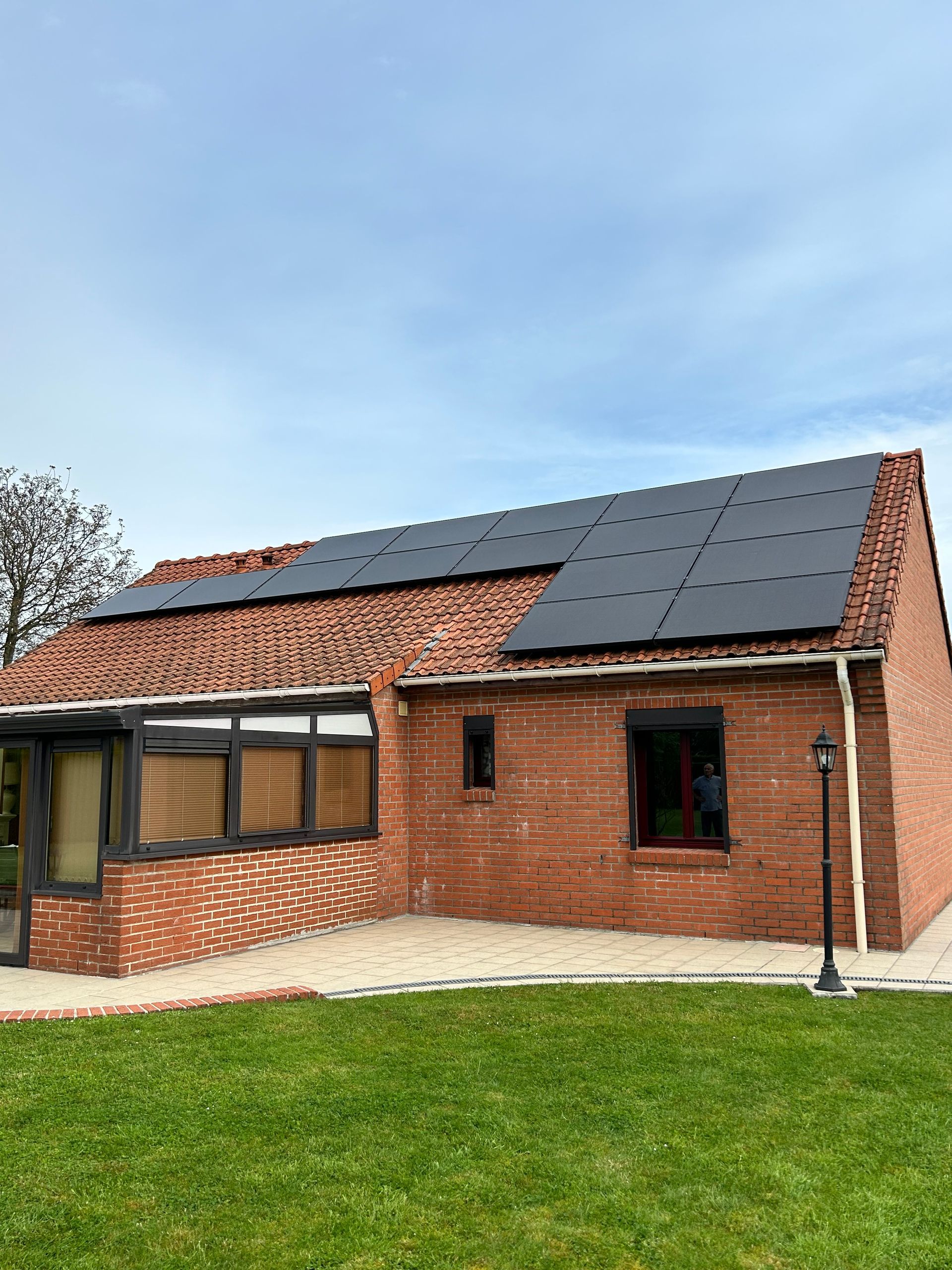 Maison en brique avec des panneaux photovoltaiques sur le toit