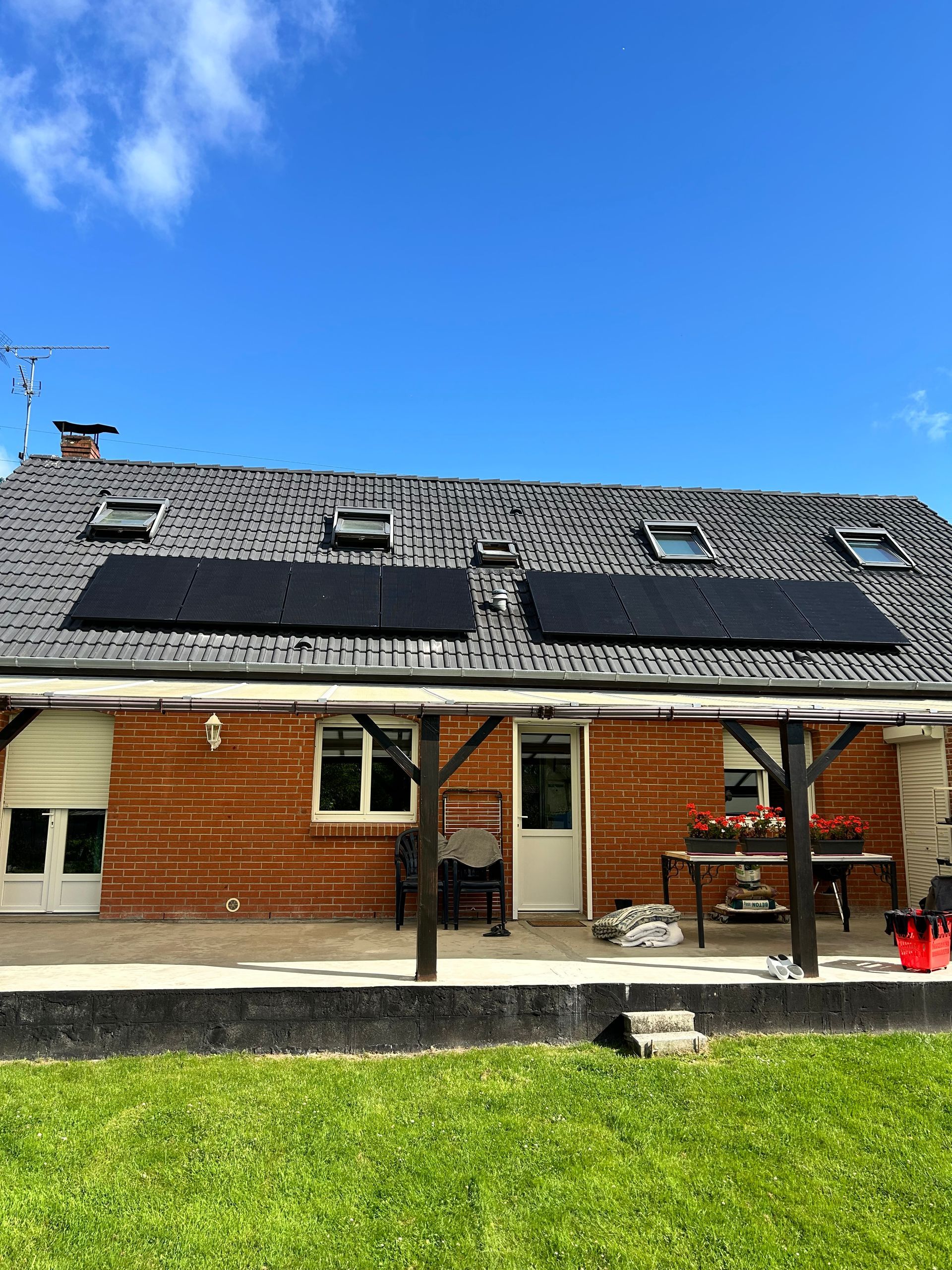 Maison avec des panneaux photovoltaiques