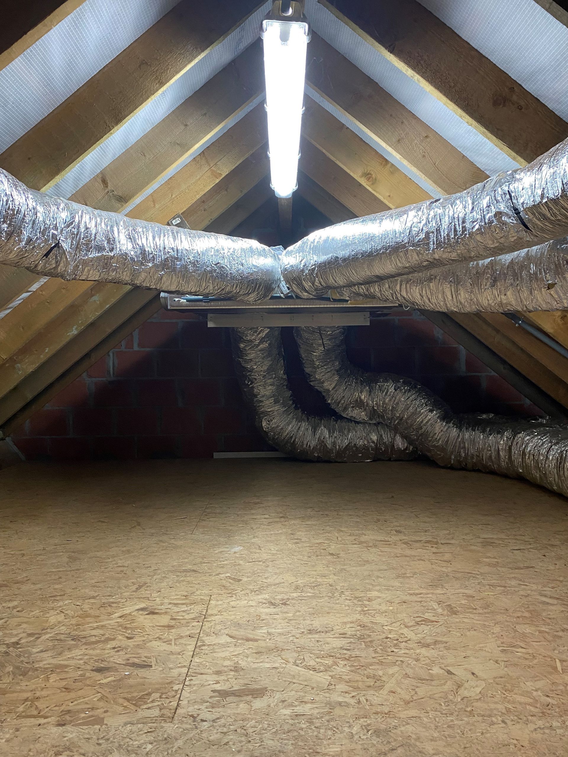 Conduits d'une climatisation gainable dans un grenier