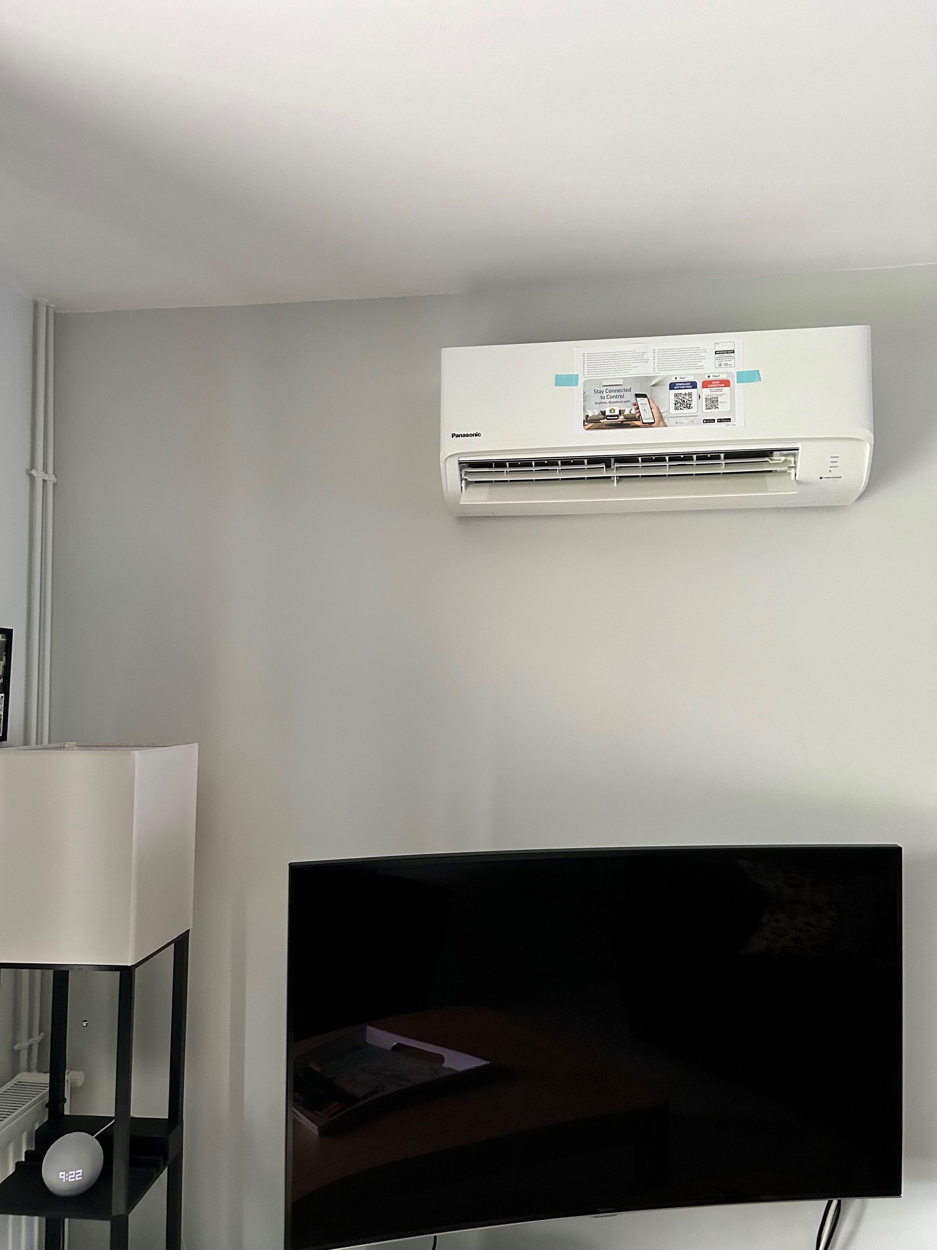 Unité intérieure de climatisation installée en haut d'un mur