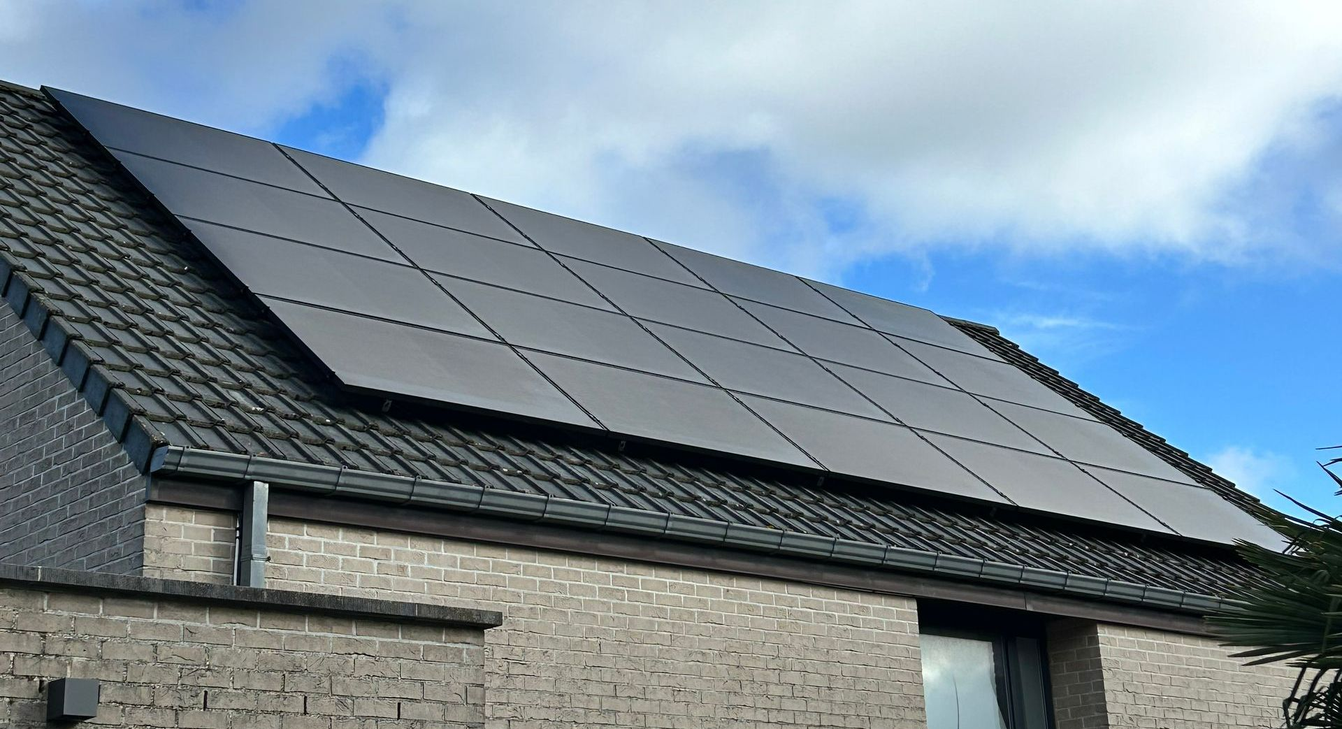 Panneaux photovoltaïques sur le toit d'une maison en briques