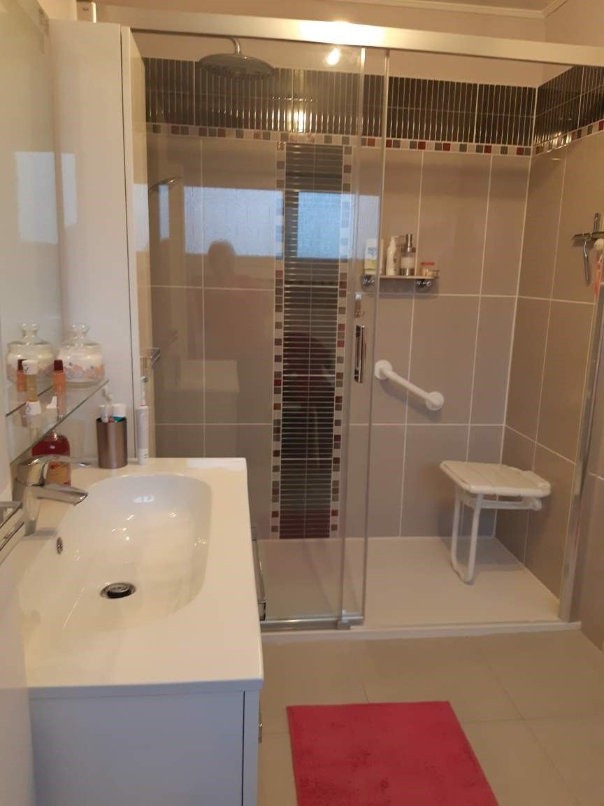 Salle de bains adaptée PMR avec évier et douche à l'italienne